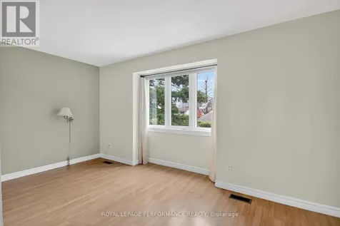 15 Hallowell Court Ottawa ON K2H 8N4