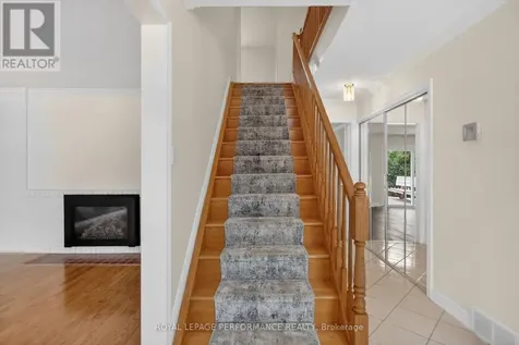 15 Hallowell Court Ottawa ON K2H 8N4