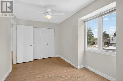 15 Hallowell Court Ottawa ON K2H 8N4