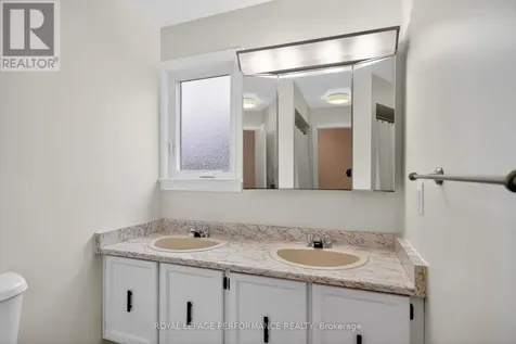 15 Hallowell Court Ottawa ON K2H 8N4