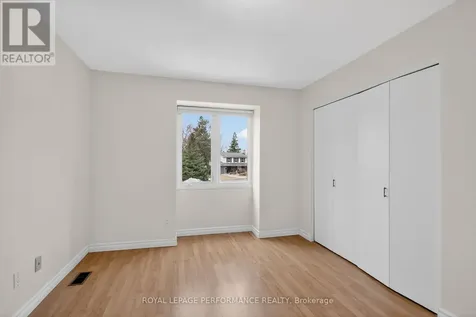 15 Hallowell Court Ottawa ON K2H 8N4