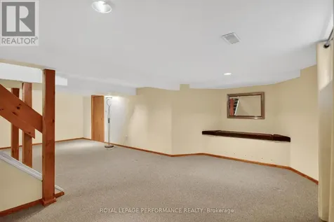 15 Hallowell Court Ottawa ON K2H 8N4