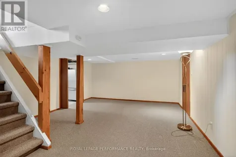 15 Hallowell Court Ottawa ON K2H 8N4