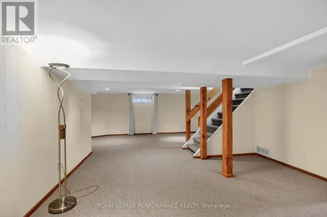 15 Hallowell Court Ottawa ON K2H 8N4
