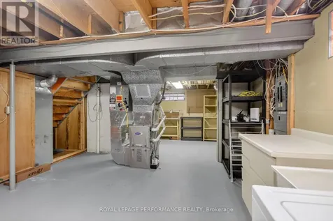 15 Hallowell Court Ottawa ON K2H 8N4