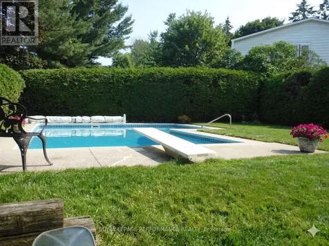 15 Hallowell Court Ottawa ON K2H 8N4