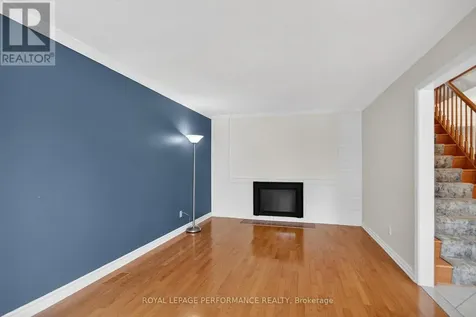 15 Hallowell Court Ottawa ON K2H 8N4
