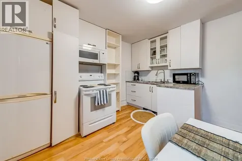 961 Ouellette Avenue Windsor ON N9A 4J5