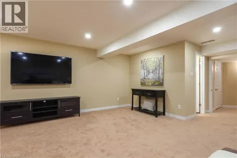 523 Windflower Crescent Kitchener ON N2E 3T2
