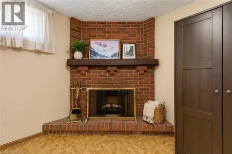 402 Lakeview Drive Waterloo ON N2L 4Z6