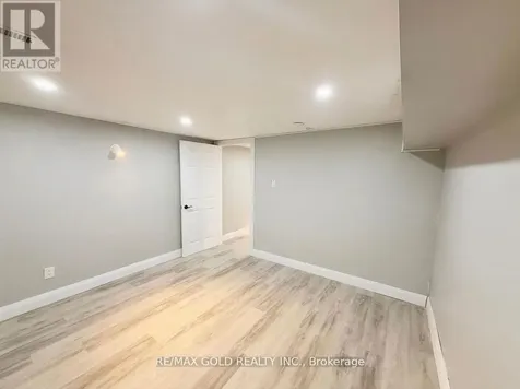 156 Mooregate Crescent Kitchener ON N2M 2G1