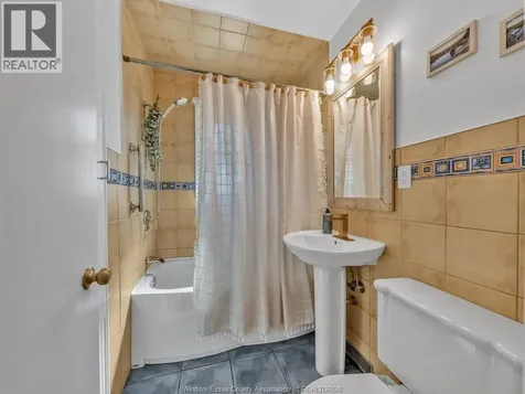 3268 Virginia Park Avenue Windsor ON N9E 2C3