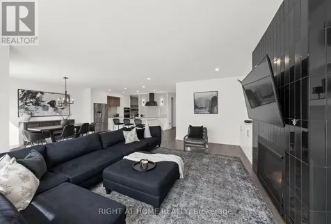 252 Ketchikan Crescent Ottawa ON K2T 0S2