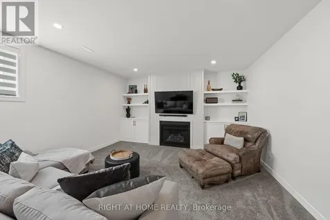 252 Ketchikan Crescent Ottawa ON K2T 0S2