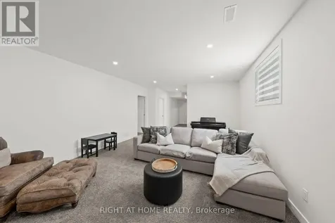 252 Ketchikan Crescent Ottawa ON K2T 0S2