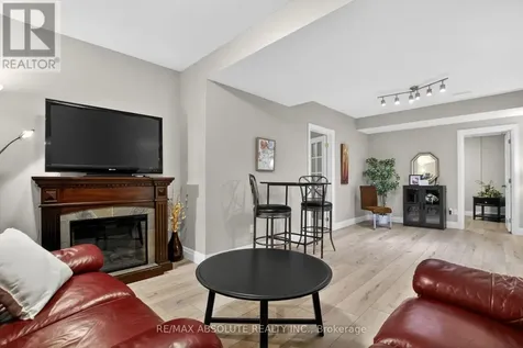 19 Goldora Private Ottawa ON K2T 1K8