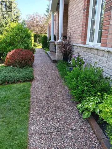 19 Goldora Private Ottawa ON K2T 1K8