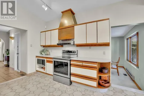 39 Biscayne Crescent Ottawa ON K2E 5R9