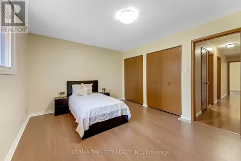 402 Lakeview Drive Waterloo ON N2L 4Z6