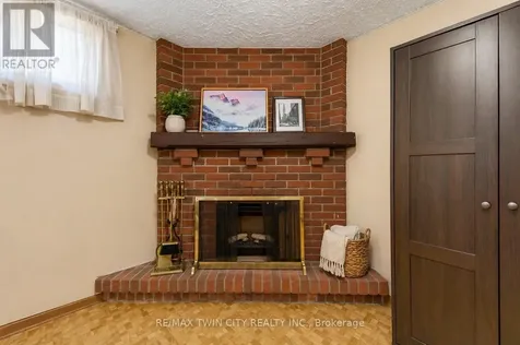 402 Lakeview Drive Waterloo ON N2L 4Z6