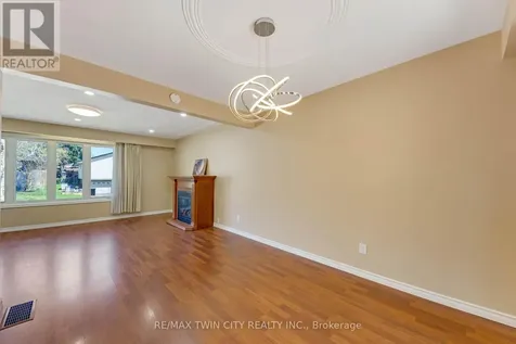 402 Lakeview Drive Waterloo ON N2L 4Z6
