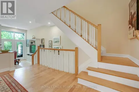 13 Oak Park Private Ottawa ON K1Z 1B6