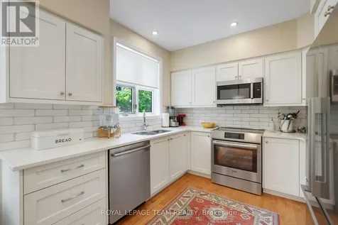 13 Oak Park Private Ottawa ON K1Z 1B6