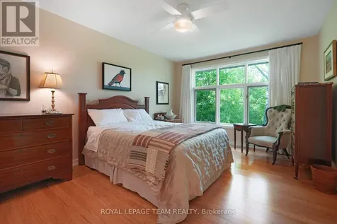 13 Oak Park Private Ottawa ON K1Z 1B6