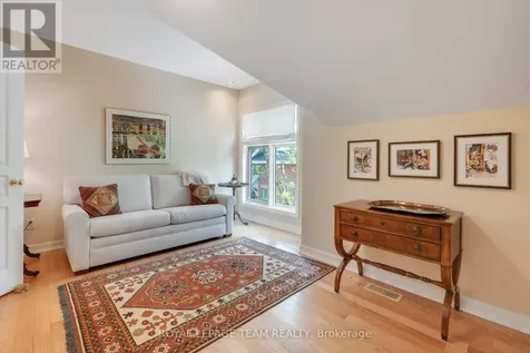 13 Oak Park Private Ottawa ON K1Z 1B6