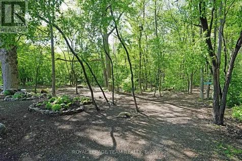 13 Oak Park Private Ottawa ON K1Z 1B6