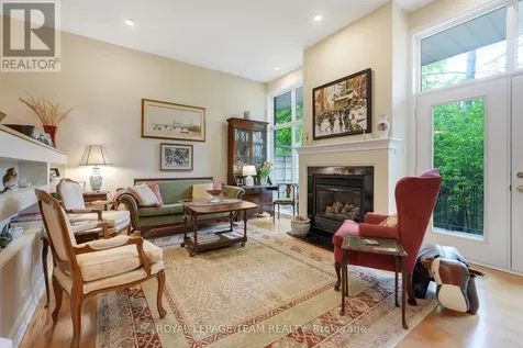 13 Oak Park Private Ottawa ON K1Z 1B6