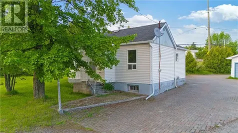 8 Moonlight Beach Road Sudbury ON P3B 3V6
