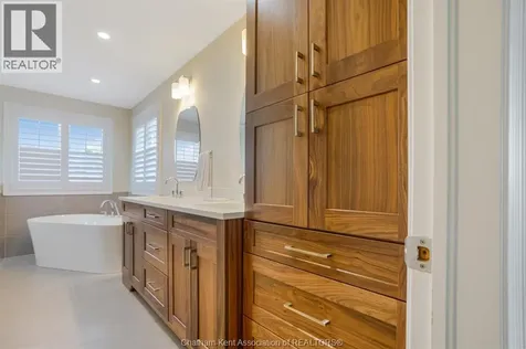 43 Enclave Place Northwest Chatham ON N7L 5R8