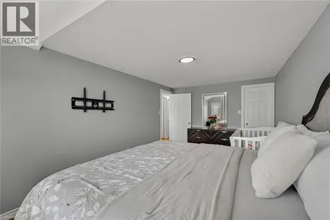 512 Snowdrop Court Kitchener ON N2E 4G4