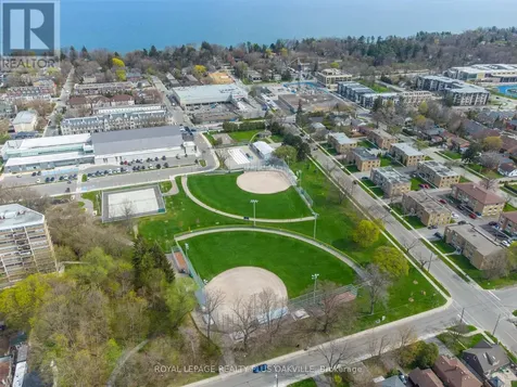 212 Kerr Street Oakville (co Central) ON L6K 3B1