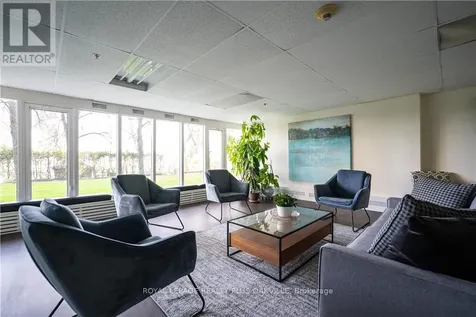 212 Kerr Street Oakville (co Central) ON L6K 3B1