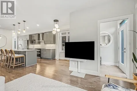 618 Mikinak Road Ottawa ON K1K 3X7