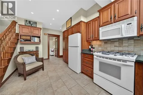 24 Maple Avenue Grimsby ON L3M 3B6