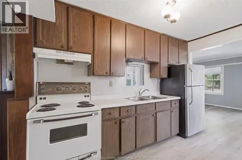 2209 Forest Windsor ON N8W 2G7