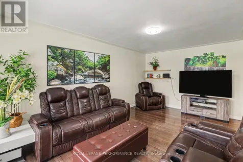 788 Dickens Avenue Ottawa ON K1G 2X8