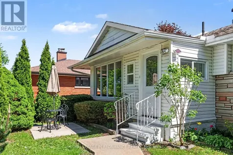 788 Dickens Avenue Ottawa ON K1G 2X8