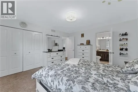 1026 Thunderbay Avenue Windsor ON N8P 0C1