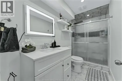 1026 Thunderbay Avenue Windsor ON N8P 0C1