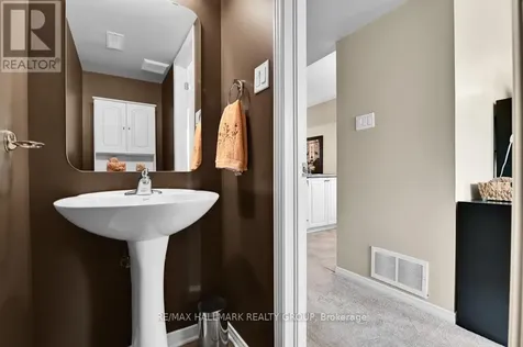39 Strathaven Private Ottawa ON K1J 1K7