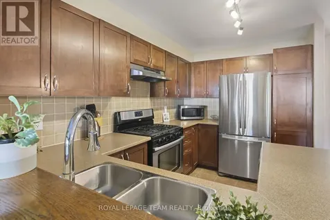 215 Parkrose Private Ottawa ON K4A 0N8