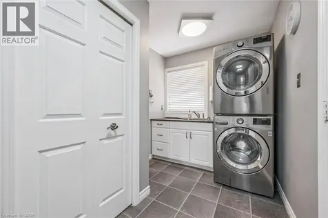 21 Tinatawa Court Kitchener ON N2A 3K4