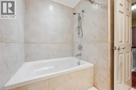 21 Tinatawa Court Kitchener ON N2A 3K4