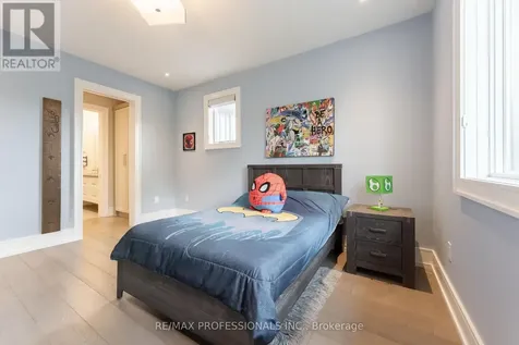 18 Florence Drive Oakville (co Central) ON L6K 1V6