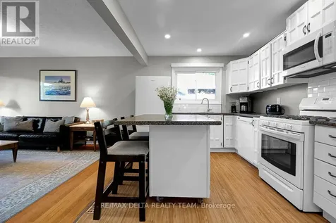 478 Lawson Avenue Ottawa ON K1K 1R5