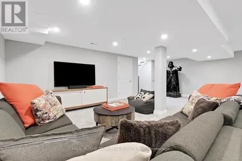 9 Coachman Crescent Ottawa ON K2S 1X8